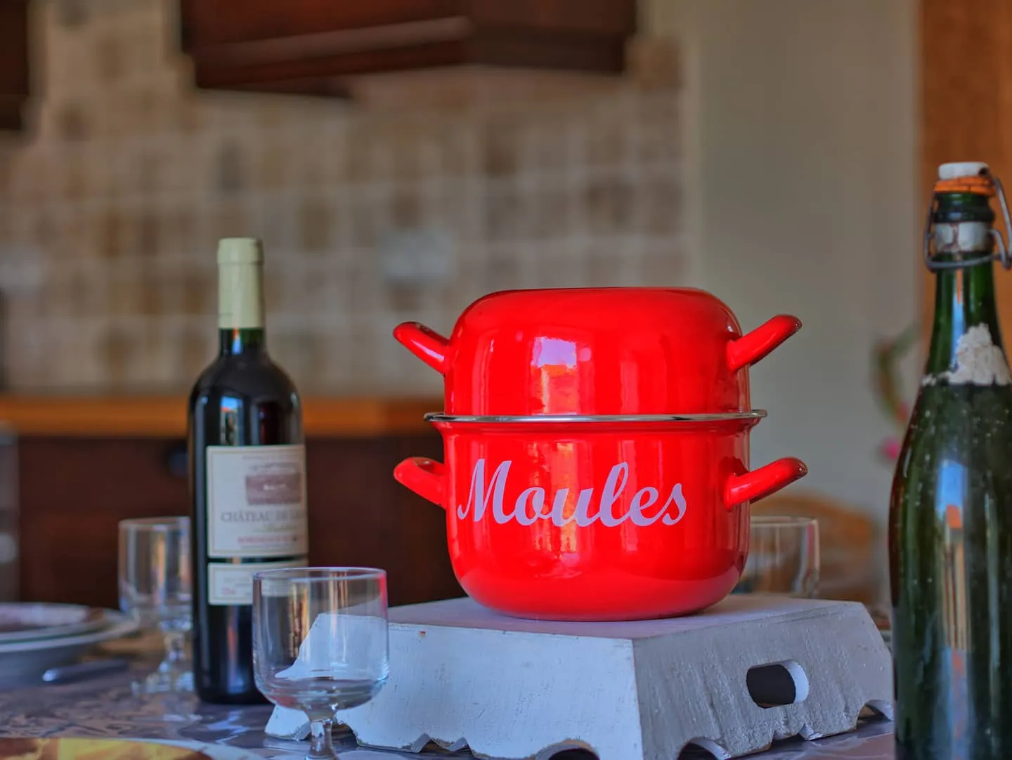 Clin d’œil normand dans la cuisine : la marmite à moules et la bouteille de cidre