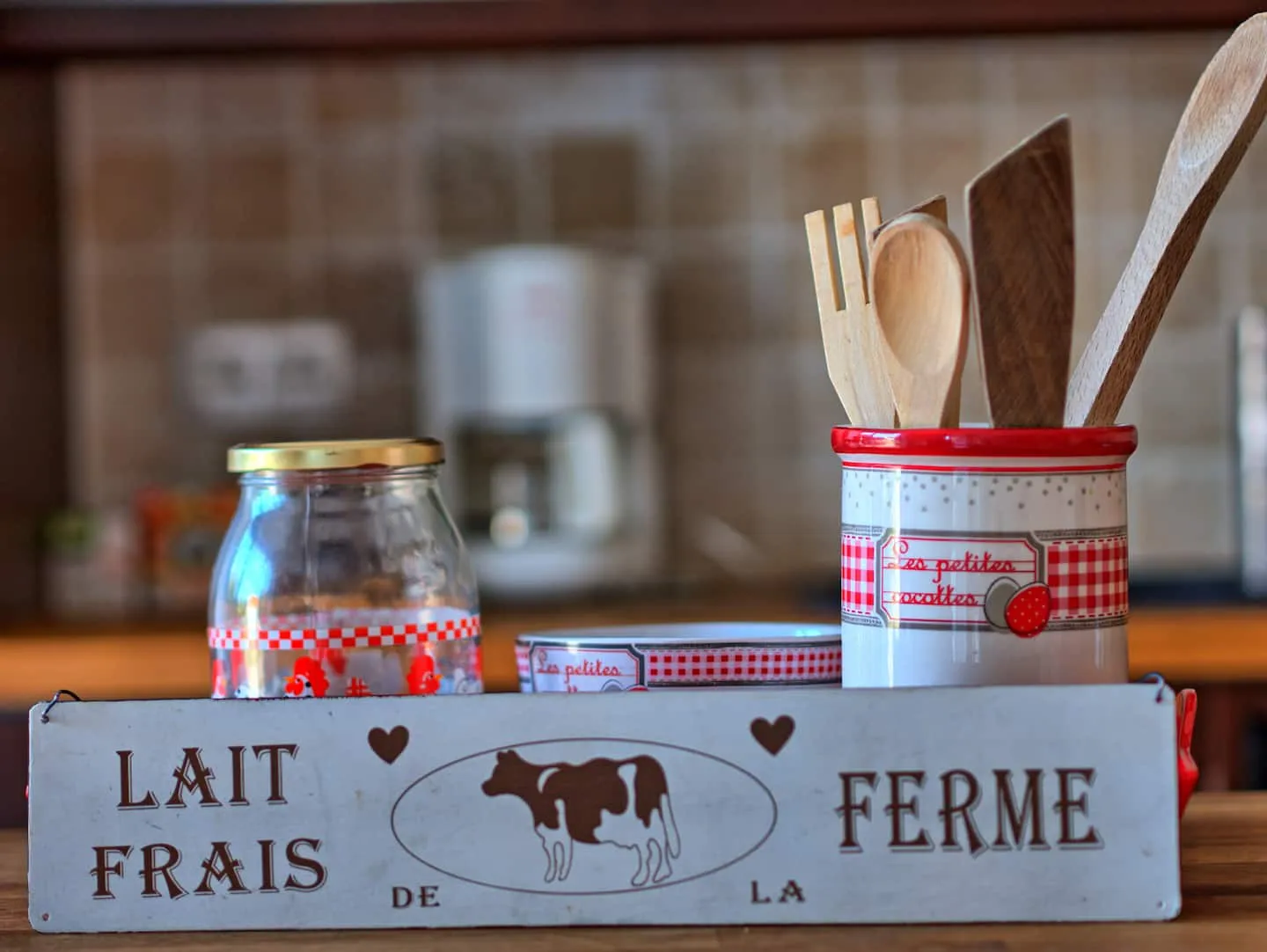 Un petit déjeuner avec du lait frais et des yaourts de la ferme