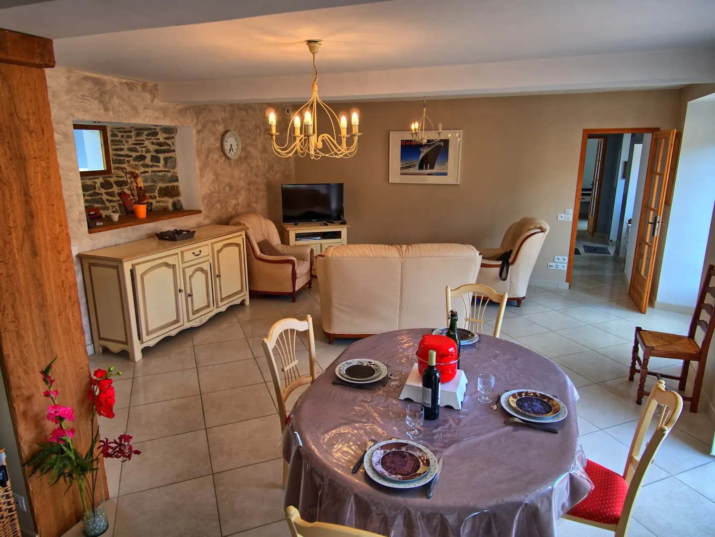 La pièce principale : salle à manger et salon
