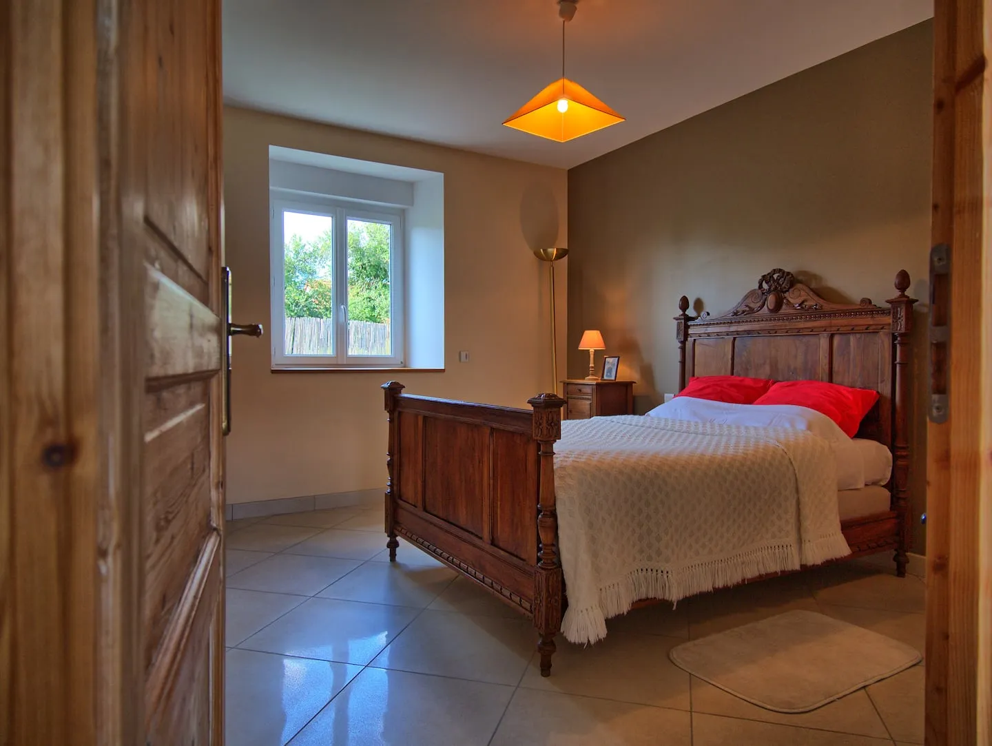 Chambre du rez-de-chaussée avec un lit typique traditionnel : largeur 130 et couchage souple