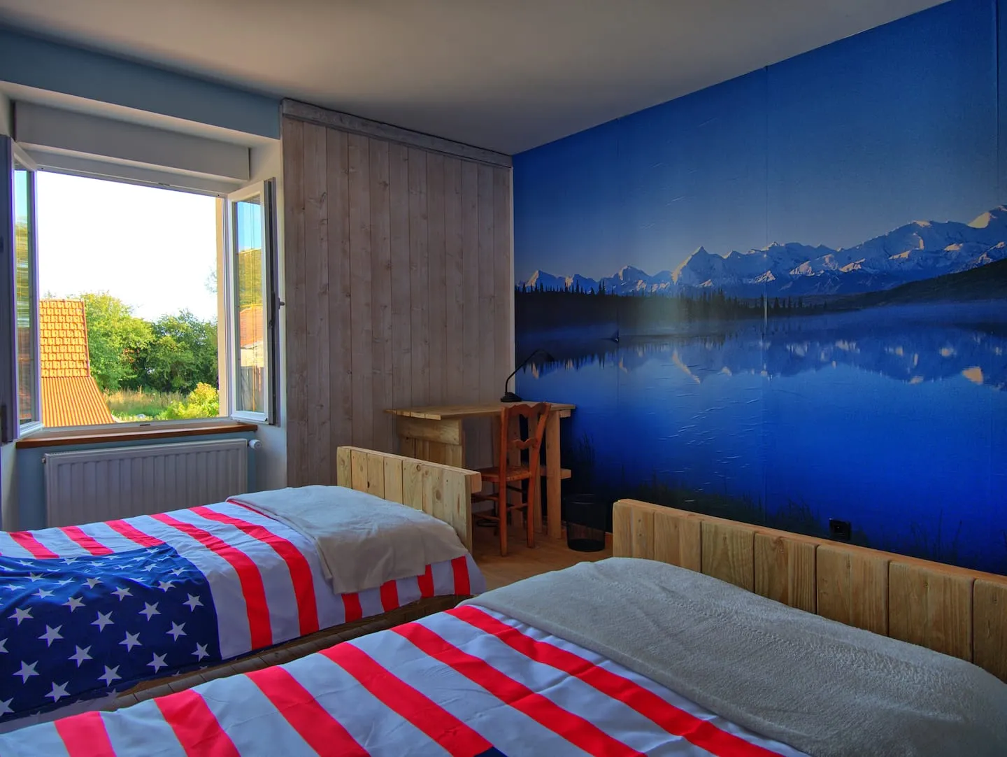 La chambre aux deux lits simples : bureau, fresque panoramique et fenêtre sur le jardin