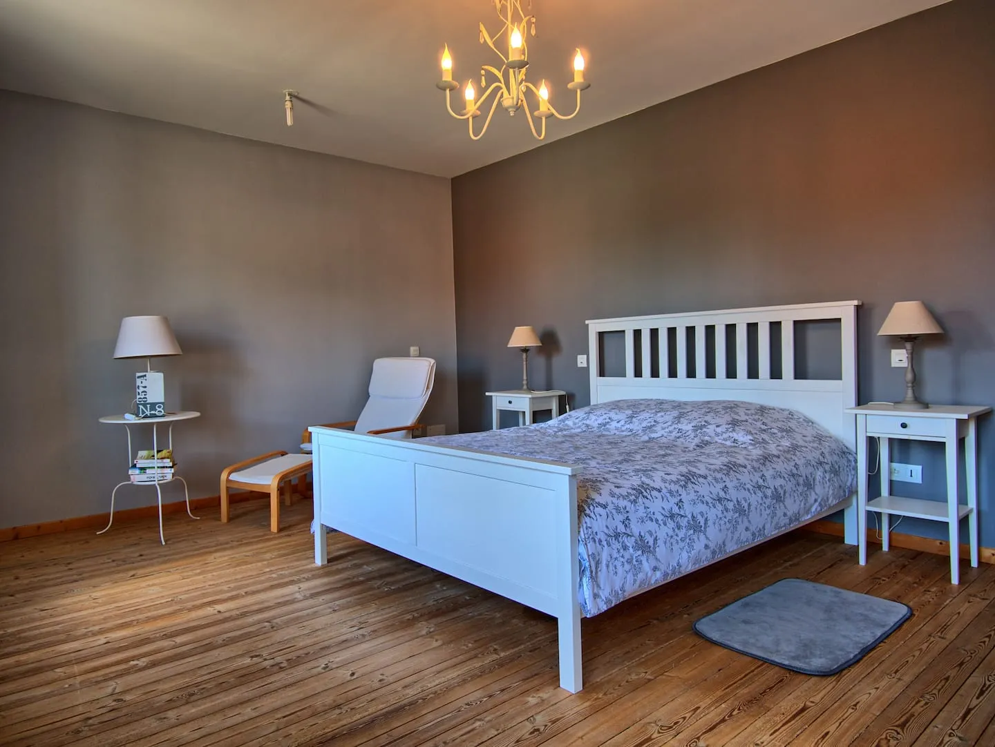 Chambre de l’étage avec lit queen size (160 x 200)