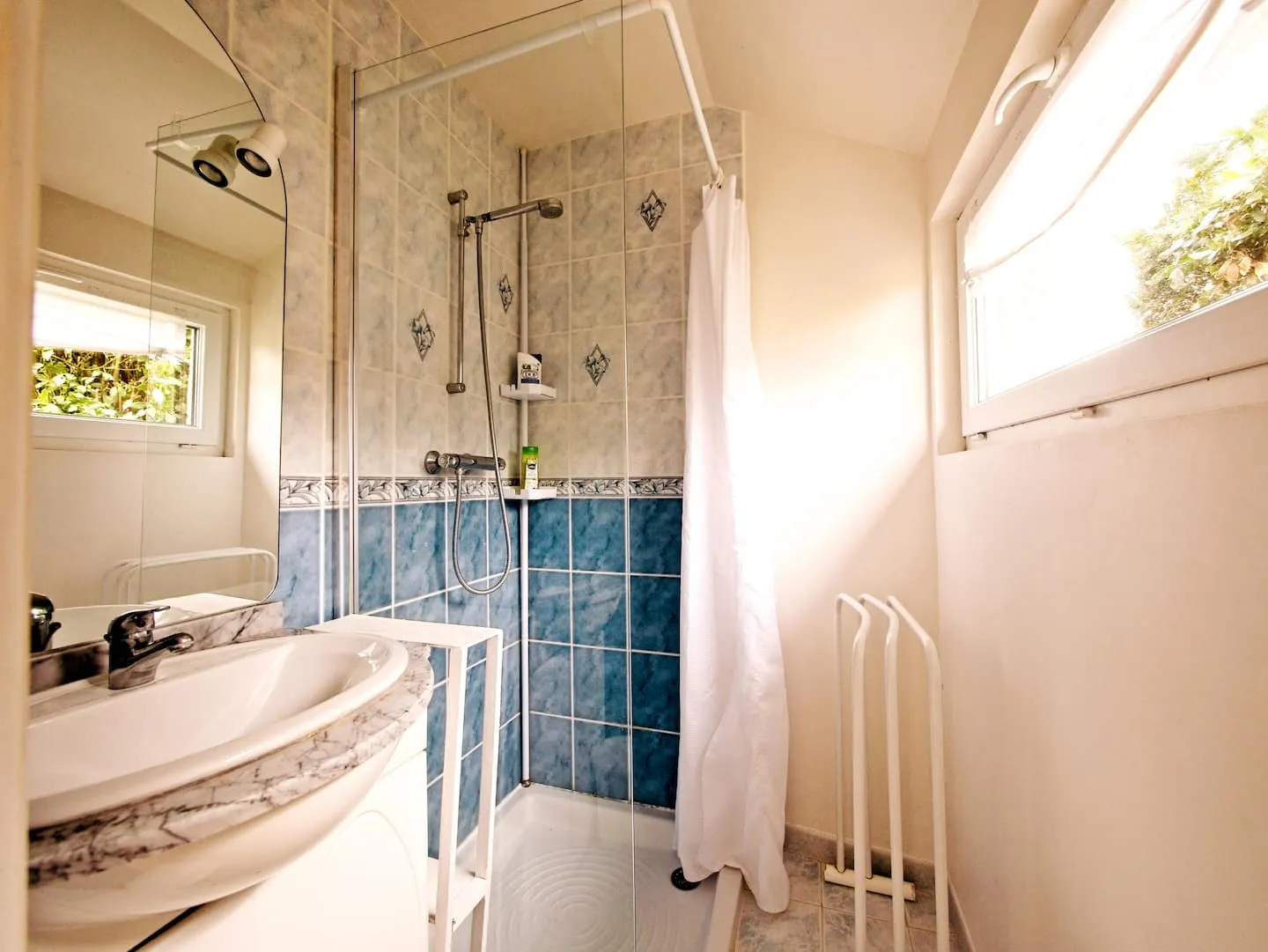 La salle de douche du rez-de-chaussée