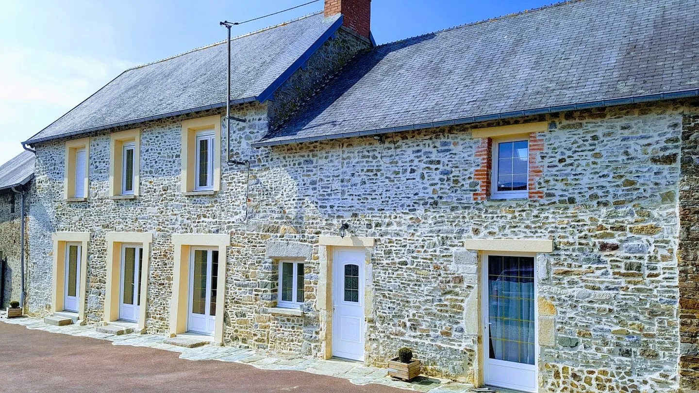 La façade en pierre, idéalement exposée : entrée, séjour et chambres