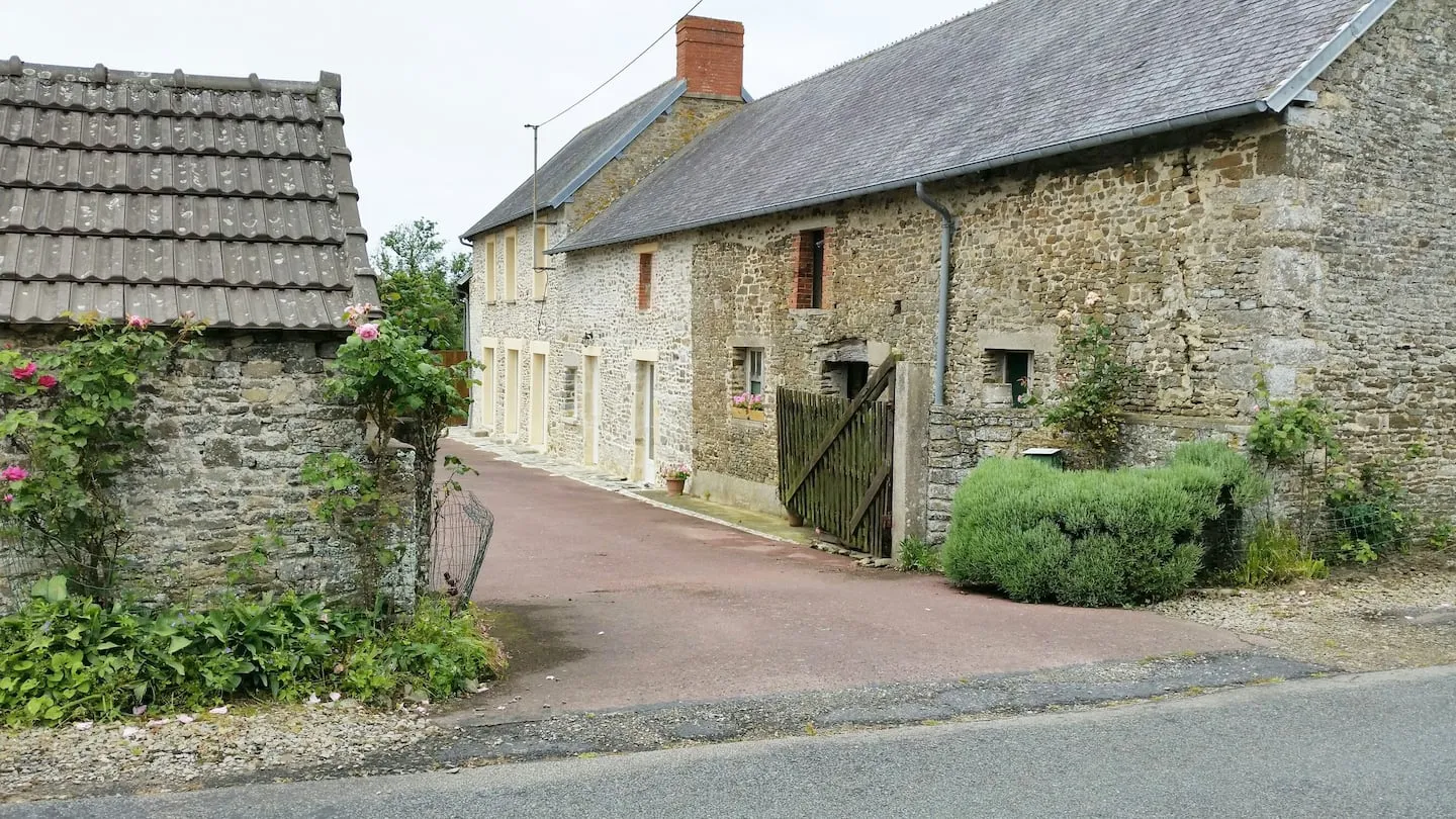 L’entrée de la propriété, vue de la rue