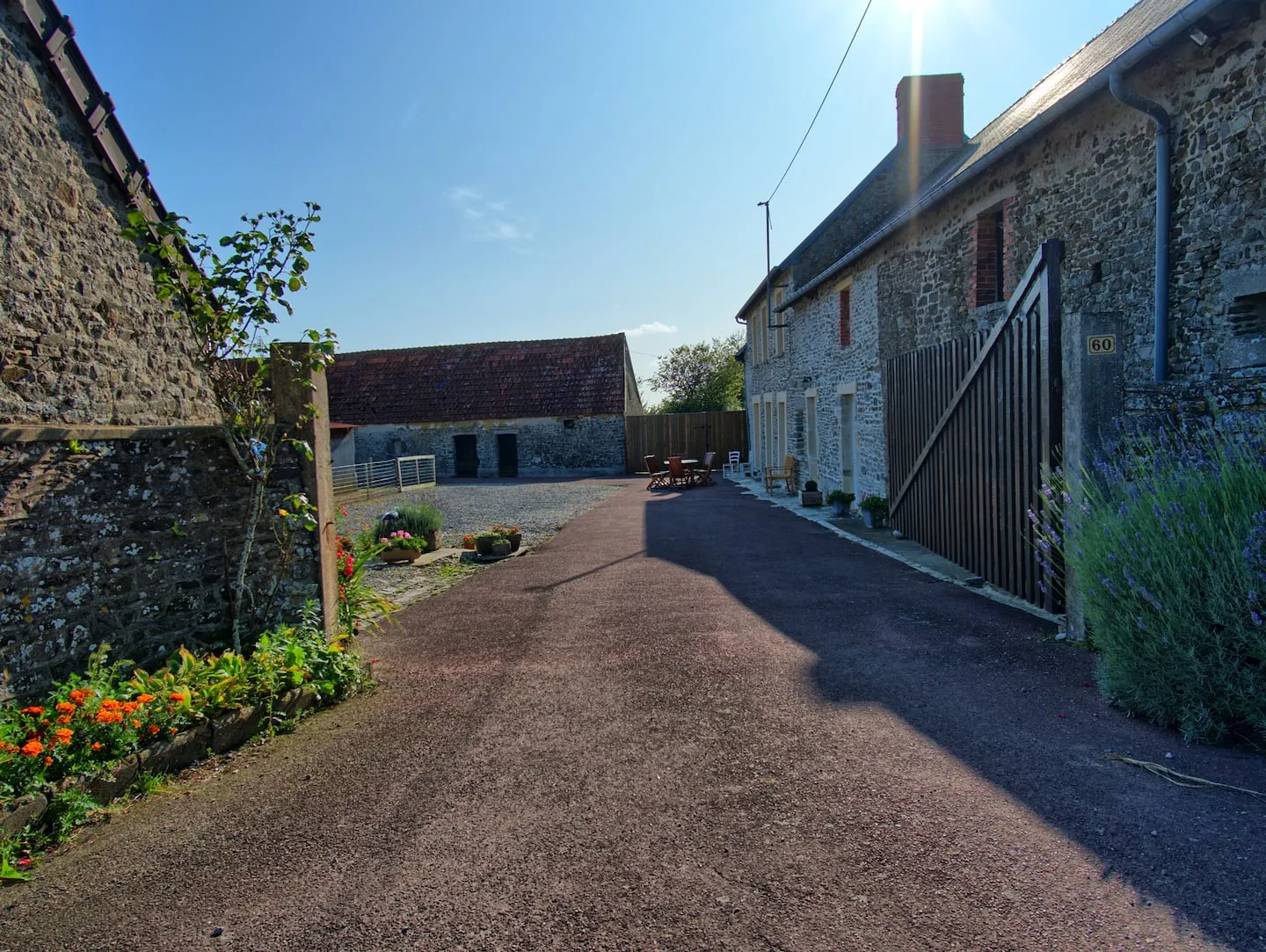 L’allée de la cour, entre lavande, fleurs et murets de pierre