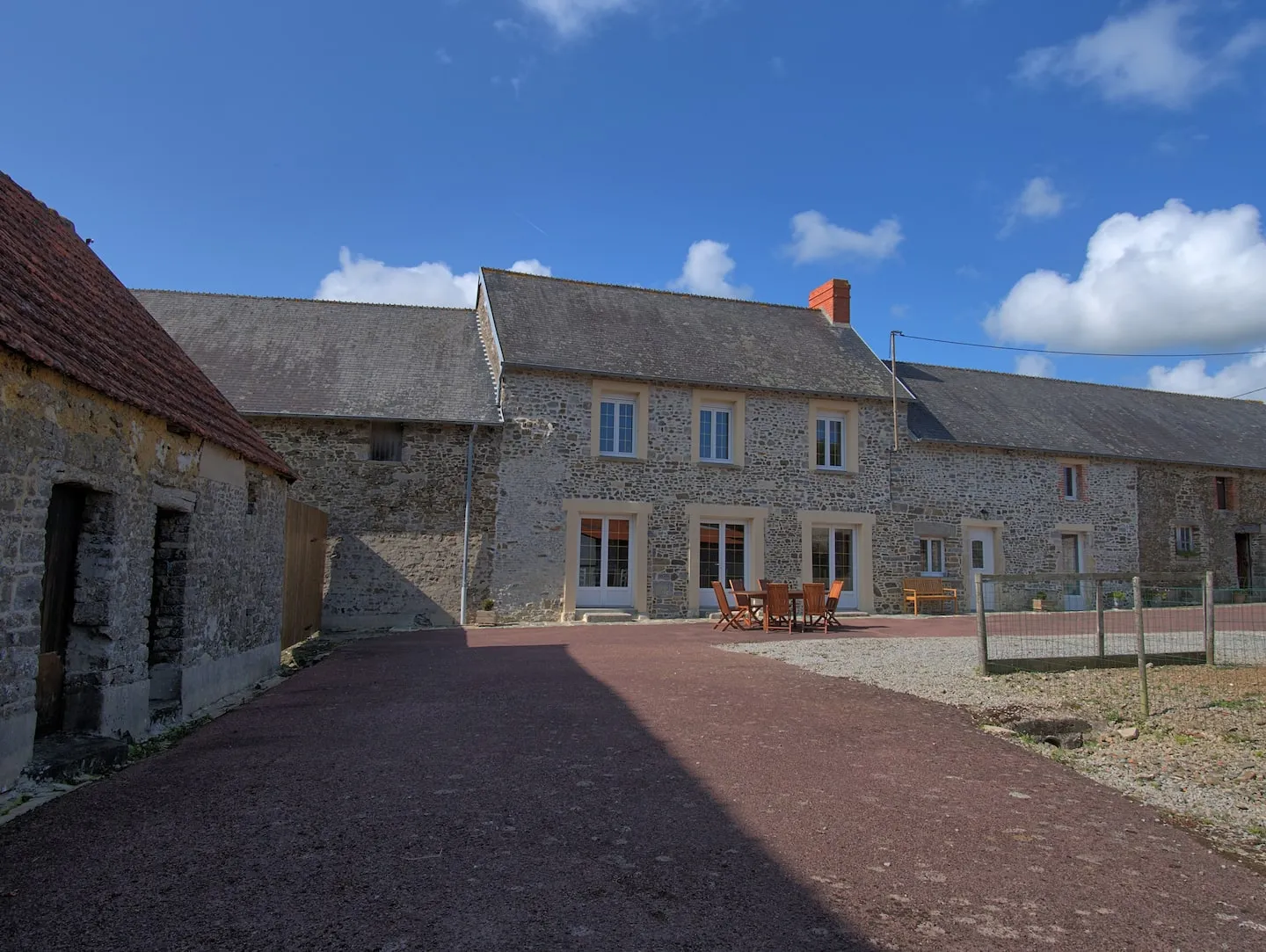 La cour fermée devant la maison, avec la table de jardin