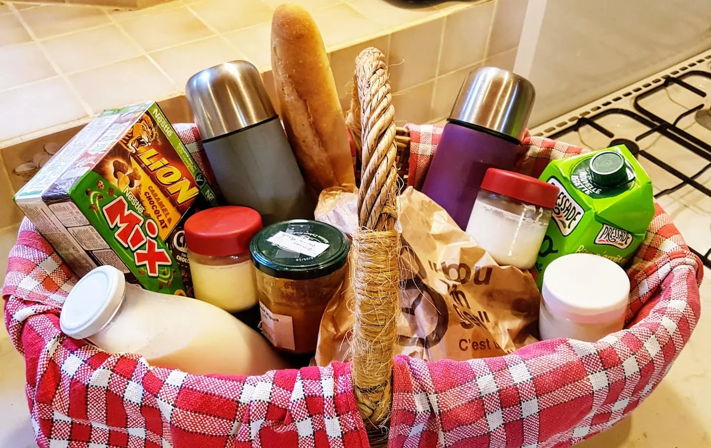 Le panier du petit déjeuner : lait de ferme, yaourts maison, pain frais, céréales, confitures