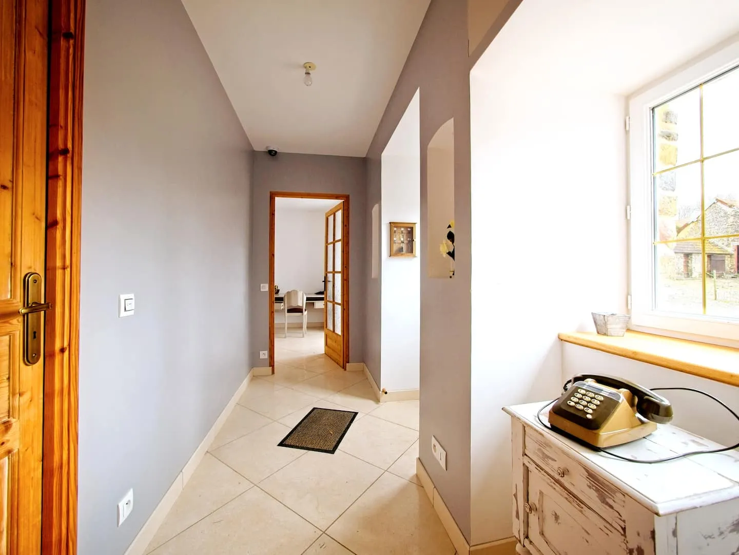 L’entrée de la maison : le couloir qui distribue chambre et pièces de vie