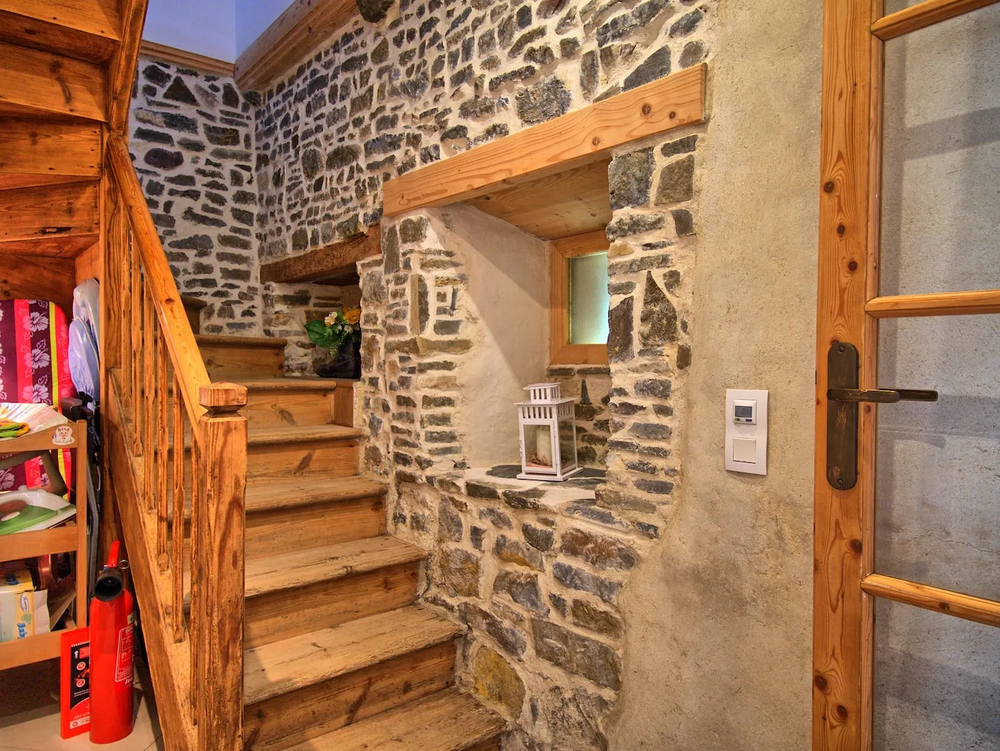 Le banc devant la maison, face aux anciennes étables de la cour
