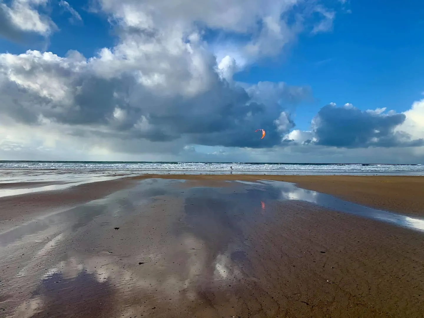 La mer : vaste plage peu fréquentée et naturelle ; kite surf et char à voile dans le secteur