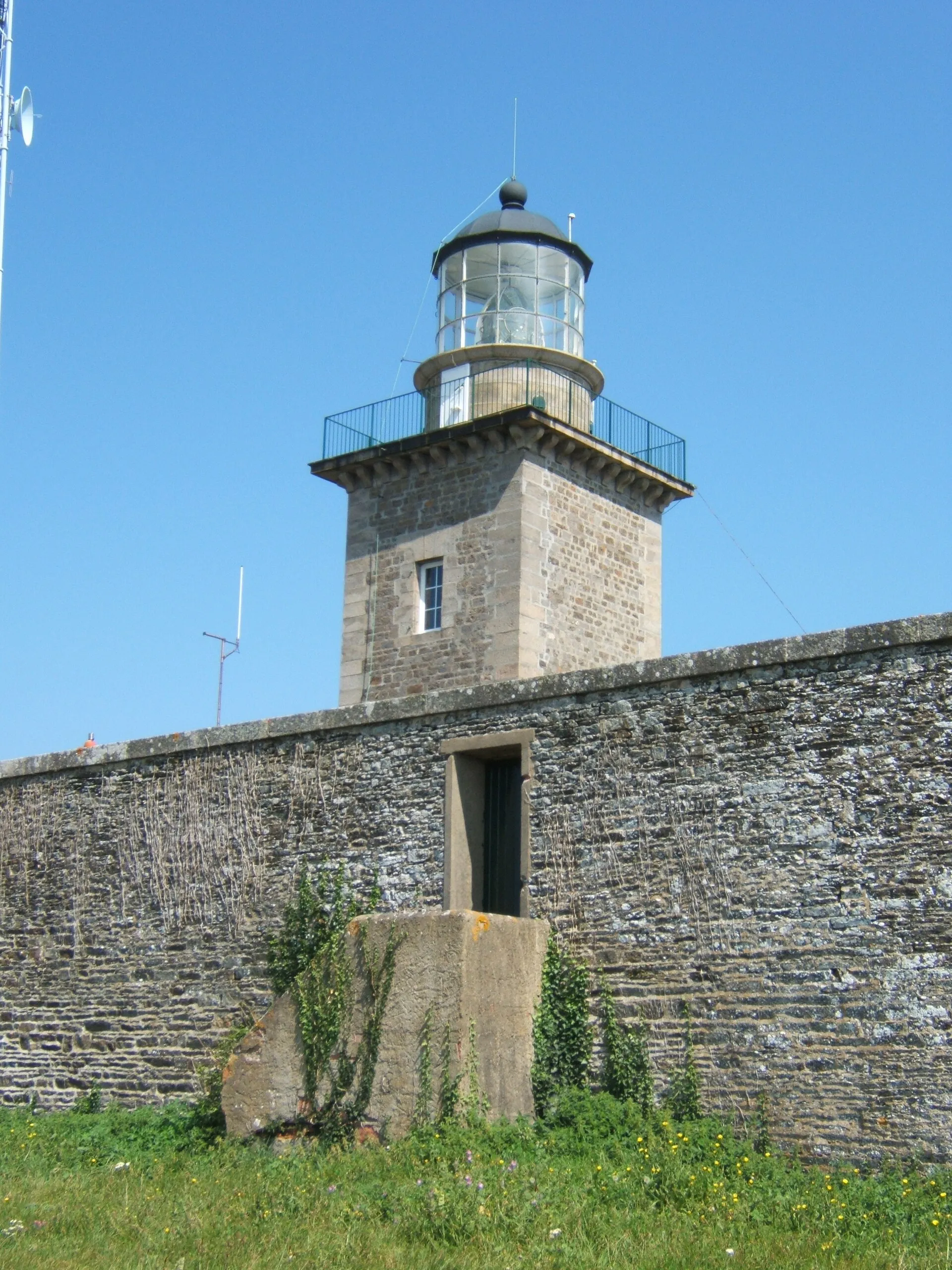 Le phare du cap de Carteret derrière son mur d’enceinte en pierre