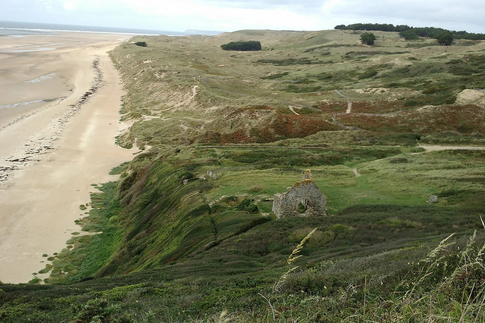 La plage de la Vieille Église, les ruines de Saint-Germain-le-Scot et les dunes vers Hatainville, vues du cap de Carteret