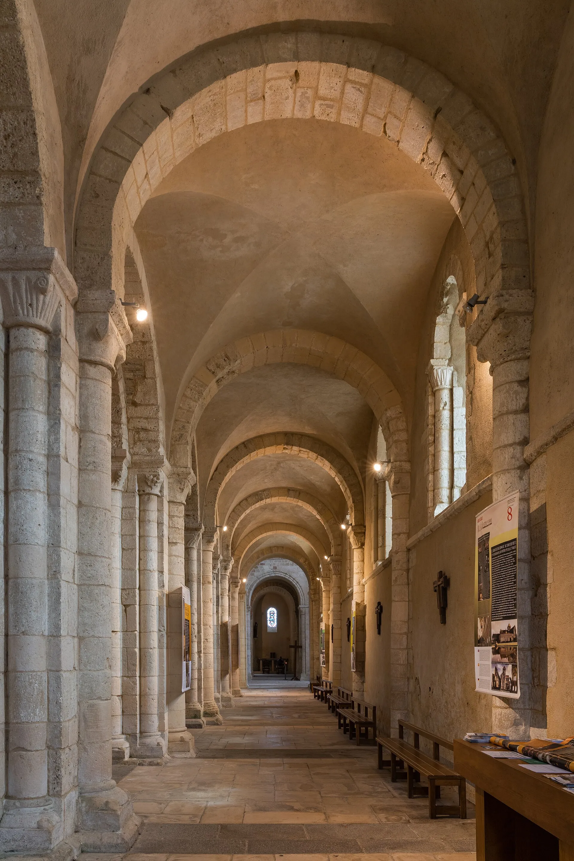 Le bas-côté et les voûtes romanes de l’abbatiale de Lessay