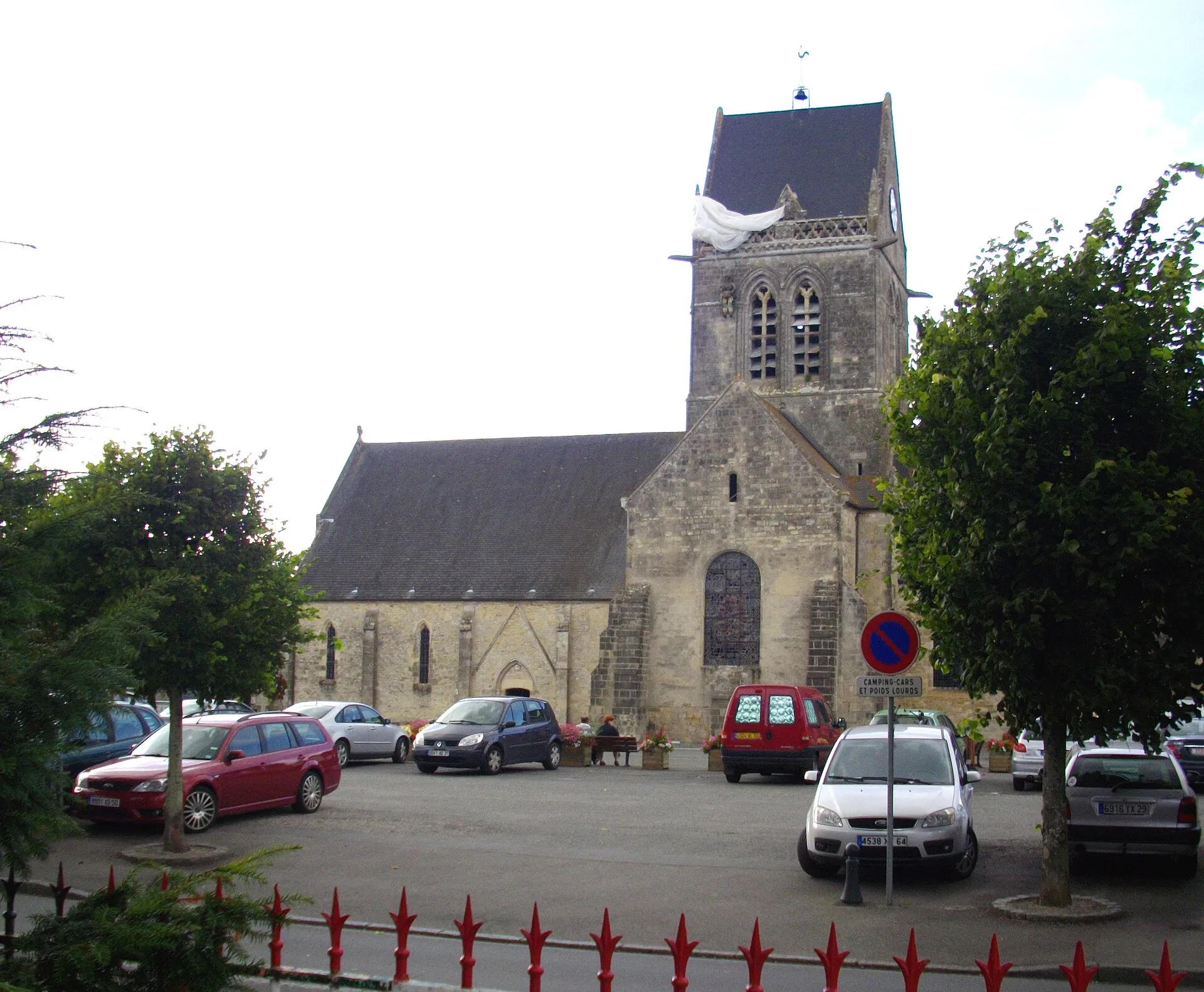 L’église de Sainte-Mère-Église et le parachutiste suspendu à son clocher